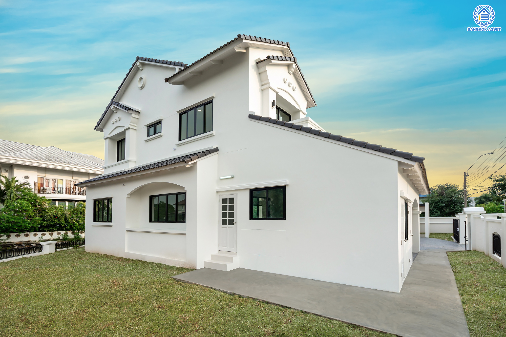 บ้านมือสองตกแต่งใหม่ ม.กฤษดานคร20 ปิ่นเกล้า-ติดถนนบรมราชชนนี เนื้อที่ 198 ตร.ว. บ้านเดี่ยวหลังใหญ่ ตกแต่งสุดหรูดีไซน์ยุโรป พร้อมฟังก์ชัน 4 ห้องนอน 4 ห้องน้ำ 1 ห้องแม่บ้าน จอดรถได้ 5 คัน บนทำเลเชื่อมต่อเมืองอย่างรวดเร็ว ใกล้ทางคู่ขนานลอยฟ้าบรมราชชนนี ทางด่วน "กาญจนาภิเษก" ม.มหิดล และเซ็นทรัลปิ่นเกล้า